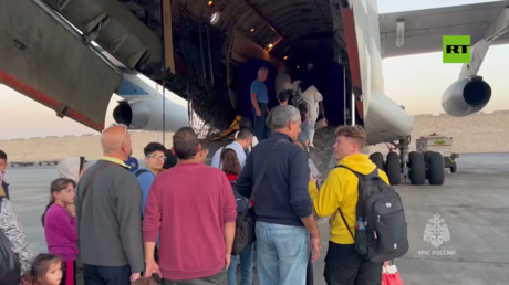 بالفيديو.. طائرة الطوارئ الروسية تنقل عشرات الروس من القاهرة إلى موسكو بعد إجلائهم من غزة