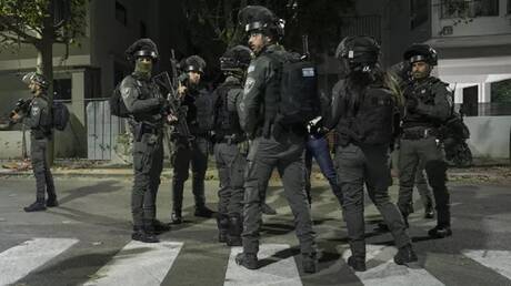 الشرطة الإسرائيلية تعتقل شابا ثلاثينيا للاشتباه بدخوله كنيسا يهوديا في اللد والهتاف 