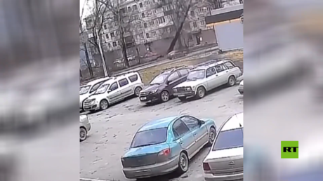 كاميرا تسجل لحظة مصرع مسنين في سيارتهما أثناء عاصفة في روسيا