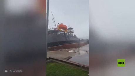عاصفة عاتية تشطر سفينة شحن إلى نصفين قبالة السواحل التركية