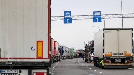 شركات النقل البولندية تحتج وتغلق الطريق الحدودي المستخدم لنقل المعدات العسكرية إلى أوكرانيا