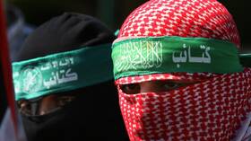 اليمن.. مقدم حفل يخرج إلى الجمهور بزي