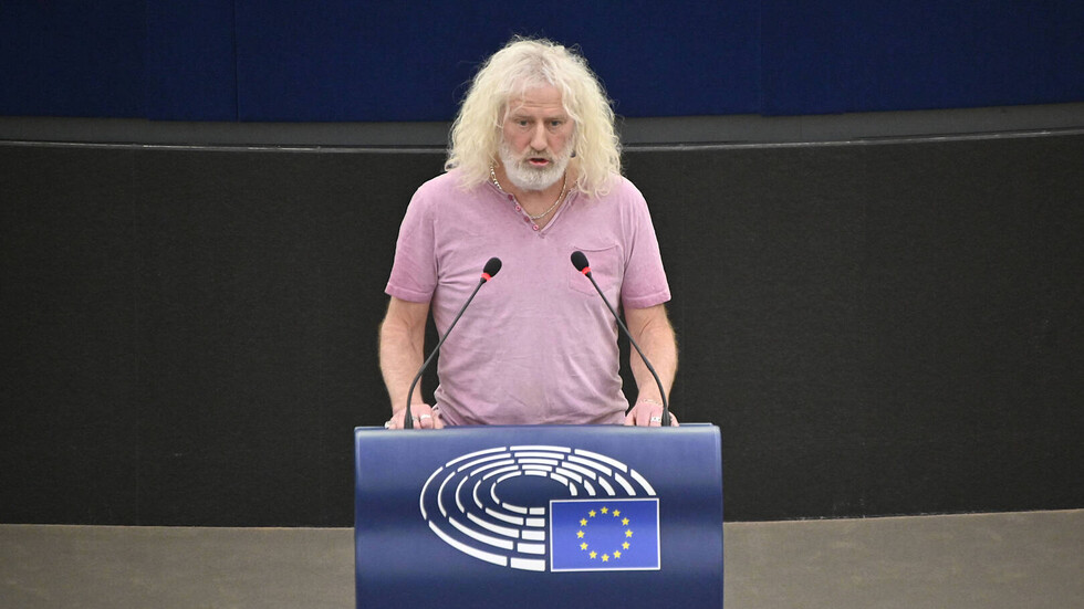 بالفيديو.. نائب إيرلندي يحبس دموعه متحدثا عن حق فلسطين