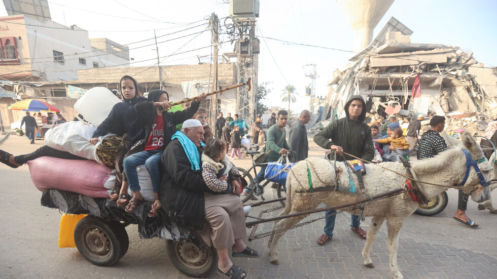 الجيش الإسرائيلي يطلب من سكان غزة الانتقال إلى مناطق محددة في شمال القطاع وجنوبه