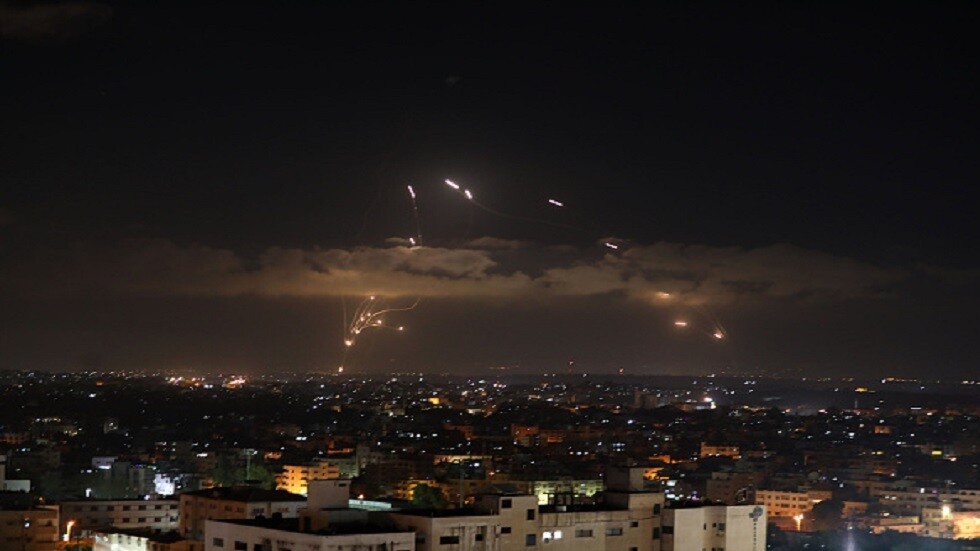 "القسام" تبث فيديو لرشقة صاروخية ضخمة على تل أبيب مساء اليوم (فيديو)