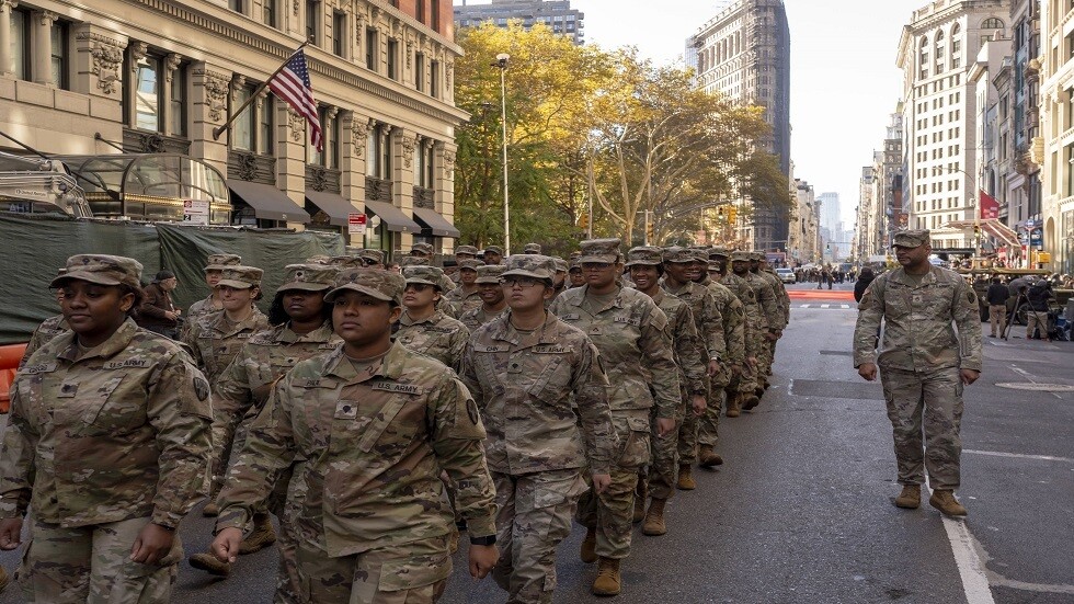 "بوليتيكو": الولايات المتحدة متخلفة عن الصين في إنتاج الأسلحة