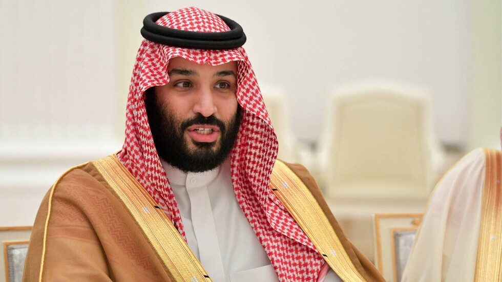 روسي "يصدم" شبابا سعوديين في موسكو بكلام عن محمد بن سلمان (فيديو)