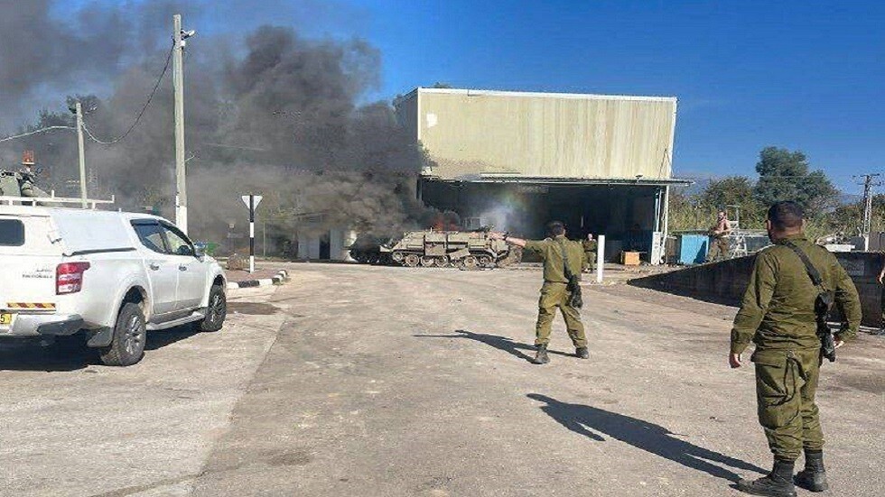 لحظة سقوط صاروخين لـ"حزب الله" على موقع عسكري بشمال إسرائيل