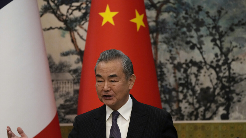 وزير خارجية الصين يحدد شرط "الحوار المتساوي" مع الاتحاد الأوروبي