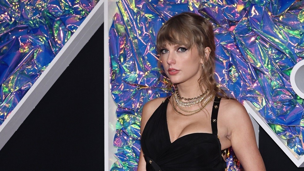 مغنية أمريكية تتفوق على بوتين وشين جين بينغ على غلاف 