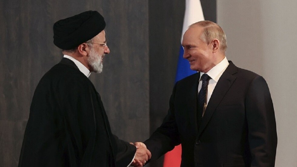 بوتين ممازحا إبراهيم رئيسي: كنت أود الهبوط بطهران للقائكم وأنا في طريقي إلى الإمارات