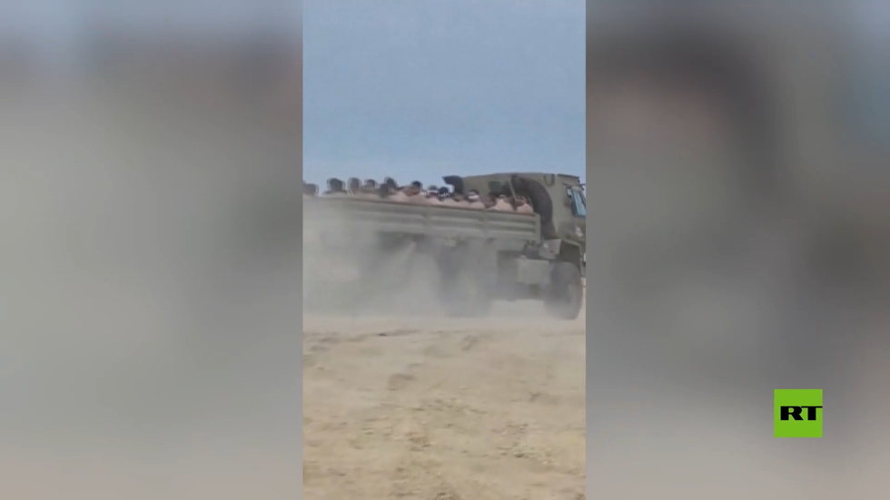 جردوهم من ملابسهم.. الجيش الإسرائيلي يقتاد مدنيين فلسطينيين من غزة إلى مكان مجهول