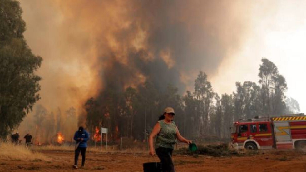 إجلاء 300 شخص من مدينة تشيلية بسبب حرائق الغابات (صور + فيديو)