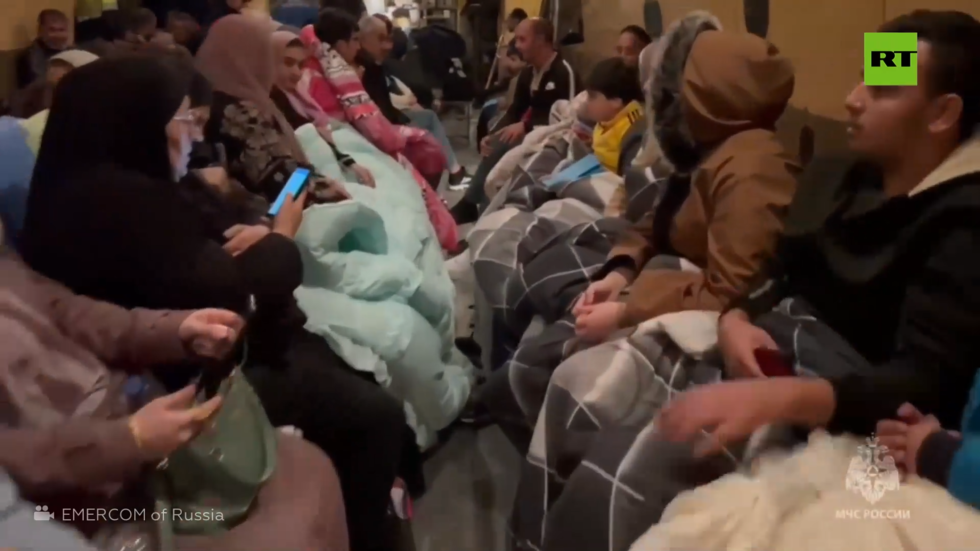 طائرة على متنها 100 روسي تهبط في موسكو بعد عملية إجلاء من غزة