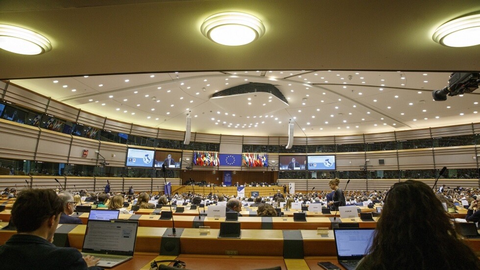 زاخاروفا تصف البرلمان الأوروبي بمنصة التطرف بعد ترويجه لكتاب مؤلفه مطلوب قضائيا في روسيا