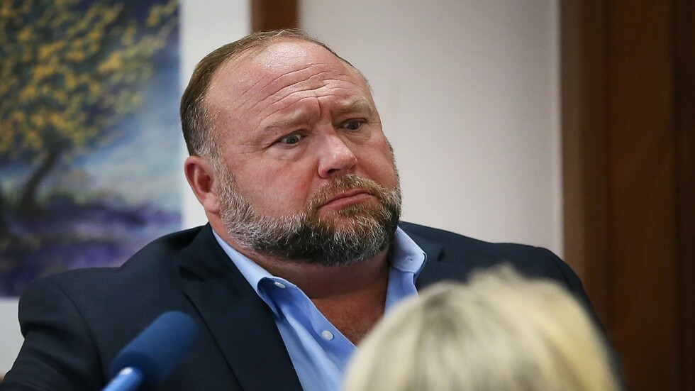 ماسك يعيد تفعيل حساب الإعلامي المثير للجدل أليكس جونز على منصة "إكس"