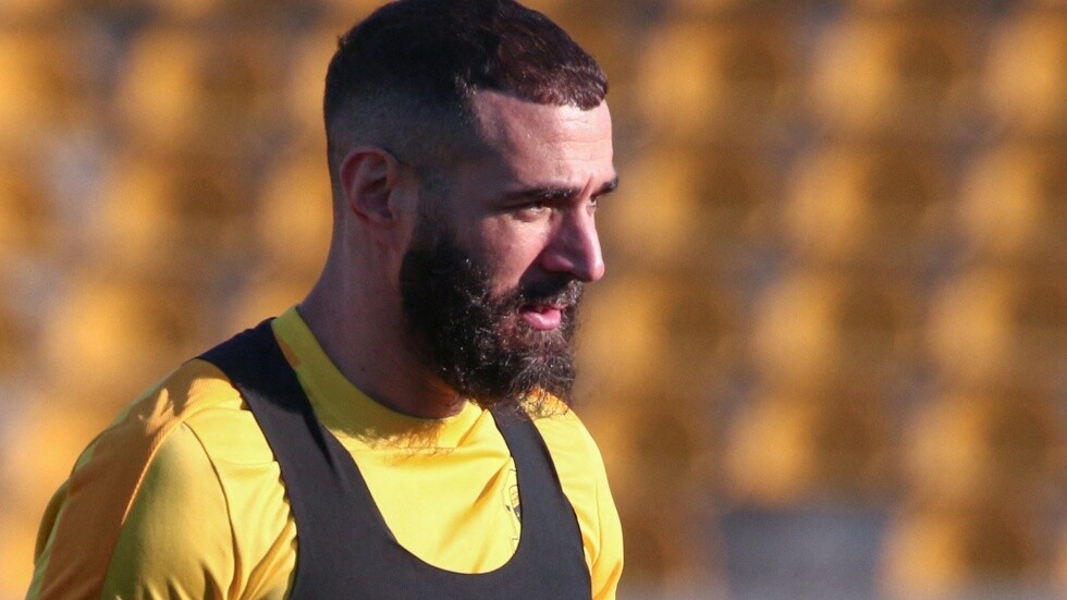 تشكيل الأحلام.. بنزيما يتجاهل رونالدو وميسي (فيديو)