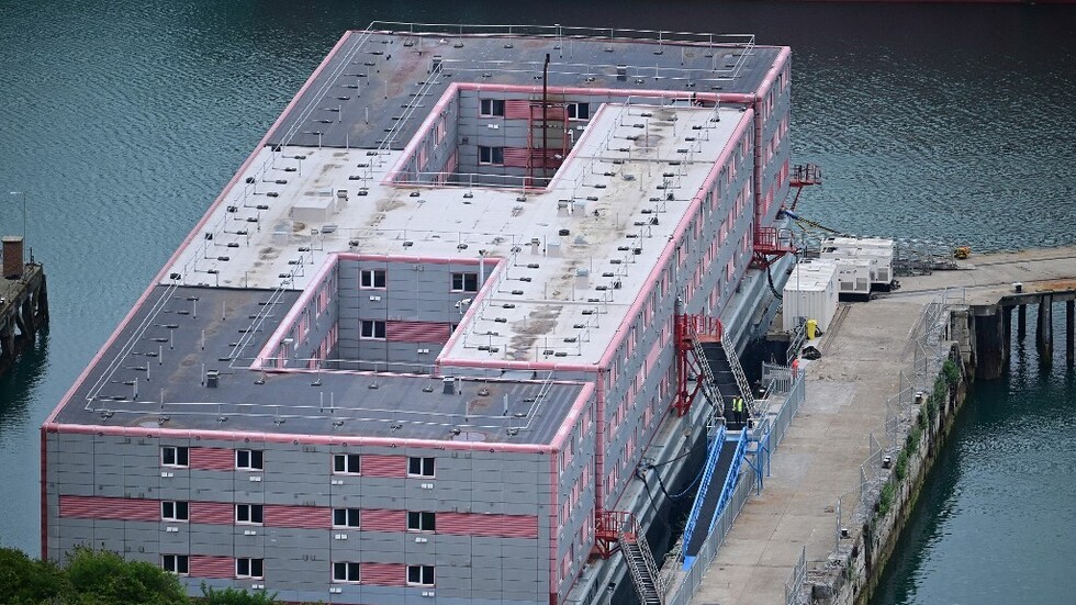 بريطانيا.. وفاة مهاجر على متن 