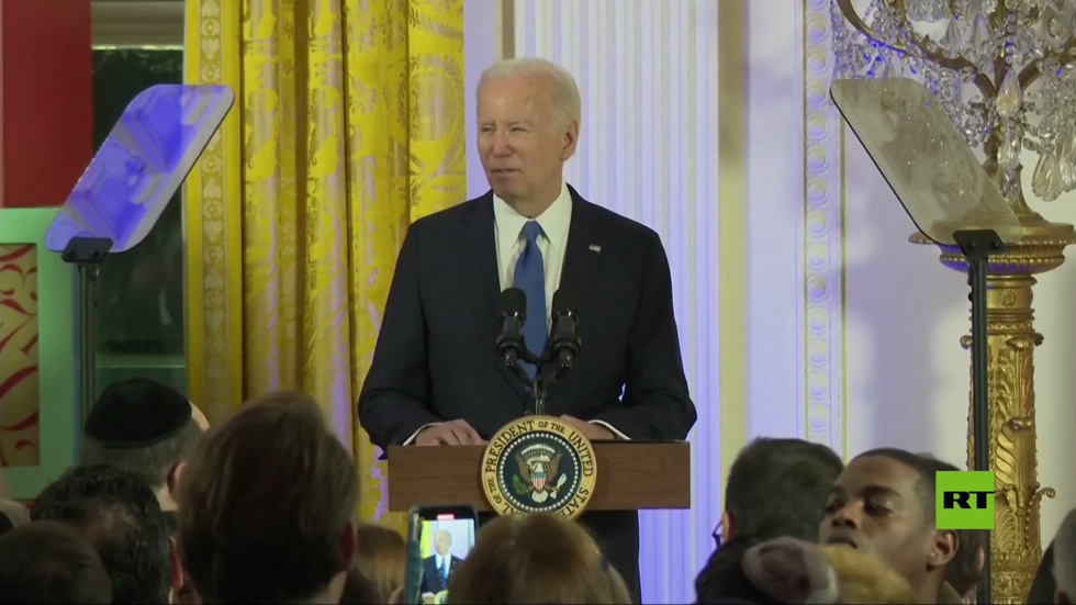 هفوة جديدة لبايدن.. "يبعث والده من القبر" إلى مستوطنات غلاف غزة في 7 أكتوبر