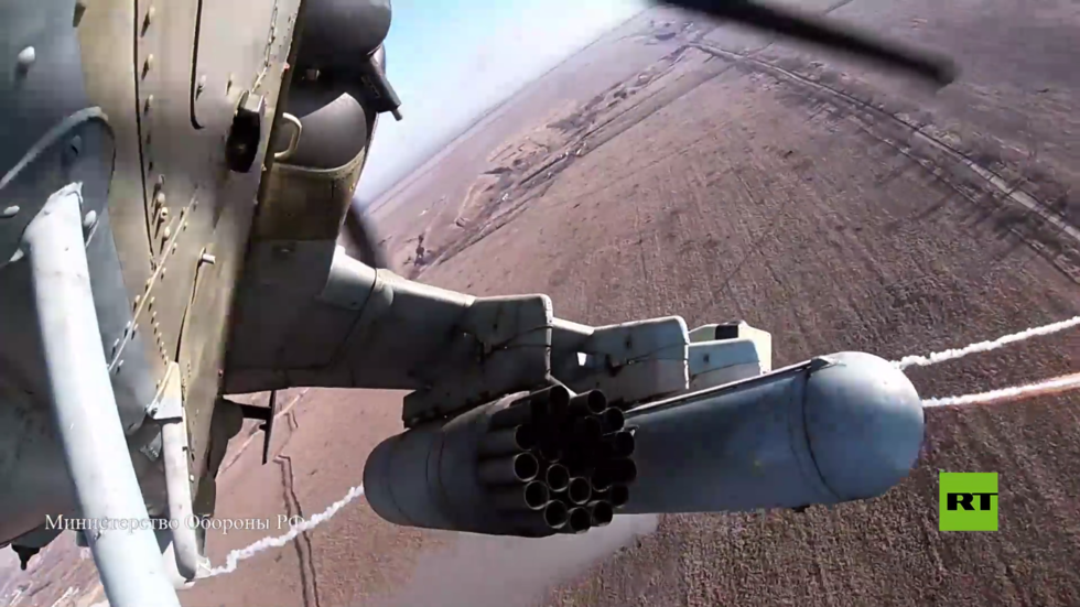 شاهد.. "كا-52" تستهدف مواقع العدو على محور دونيتسك