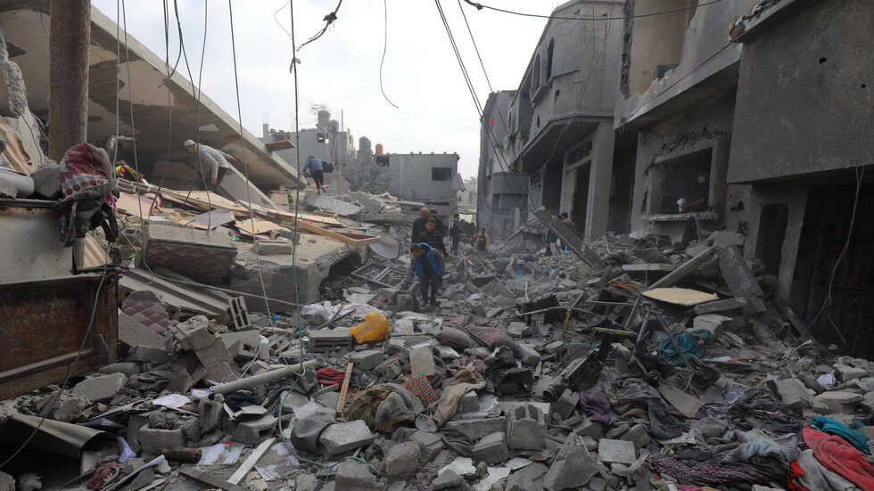 مراسلنا: انتشال عشرات القتلى من تحت أنقاض منزل عائلة كريرة بغزة بعد غارة إسرائيلية استهدفته