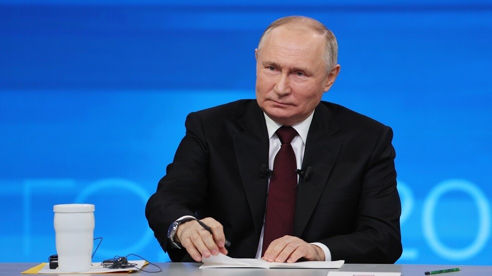 الذكاء الاصطناعي يتقمص شخصية بوتين ويسأله: هل لديك شبيه؟ (فيديو)