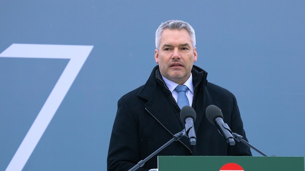 "بوليتيكو": مستشار النمسا تصرف بشكل غير متوقع أثناء مناقشة العقوبات ضد روسيا