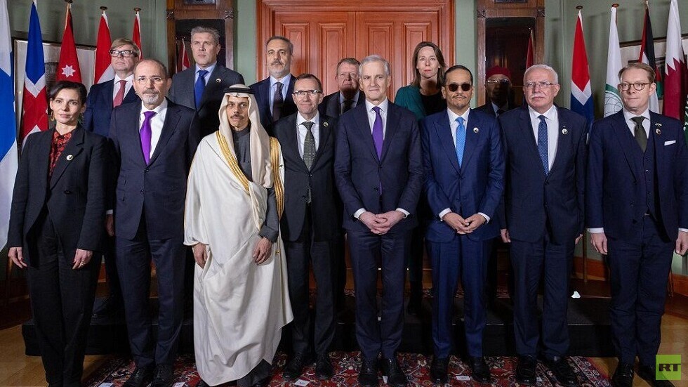 وفد اللجنة الوزارية المكلفة من القمة العربية الإسلامية يجتمع مع رئيس وزراء النرويج