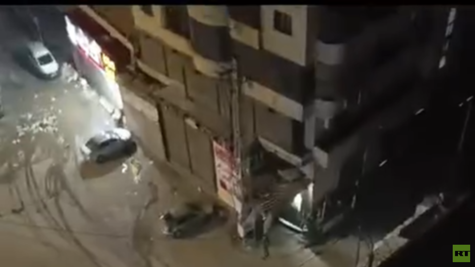 وسائل إعلام: القوات الإسرائيلية تلقي بوابل من قنابل الغاز في مخيم شعفاط بالقدس (فيديو)