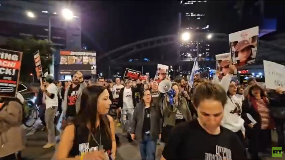 غضب في تل أبيب.. مسيرة أمام وزارة الدفاع بعد إعلان الجيش الإسرائيلي قتل 3 رهائن جراء خطأ في التشخيص