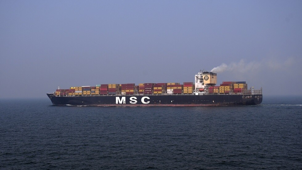 شركة إيطالية - سويسرية للشحن البحري علقت عبور سفنها في البحر الأحمر غداة تعرض إحداها لهجوم