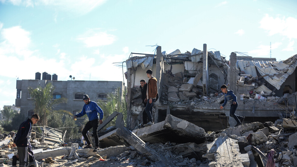 مراسلنا: مقتل 12 شخصا في استهداف منزل في معسكر دير البلح وسط قطاع غزة