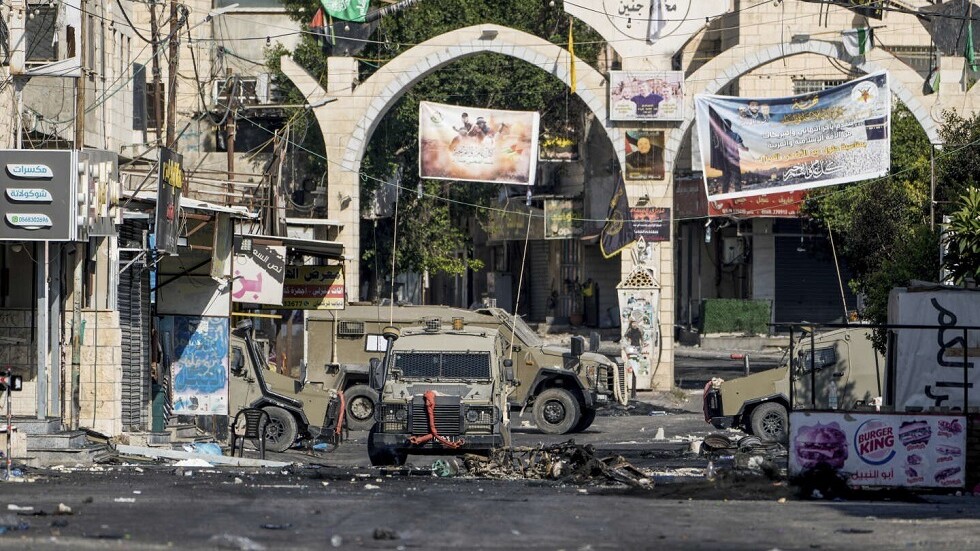 مشهد يدمي القلب.. طفلة فلسطينية ترفع يدها خوفا من آليات الجيش الإسرائيلي في جنين (فيديو)