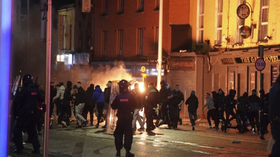 اندلاع حريق في فندق لطالبي اللجوء يدفع المسؤولين للتحقيق في حادثة "إجرامية" بإيرلندا (فيديو)