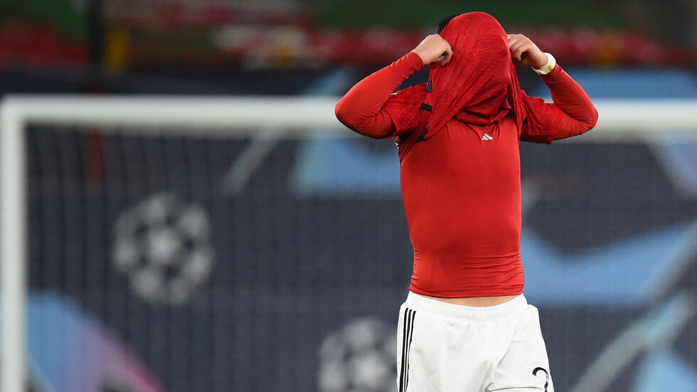 غضب بسبب حصول محمد صلاح على رمية تماس.. حالة طرد "غريبة" للاعب مانشستر يونايتد