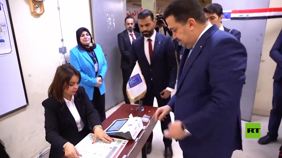 رئيس الوزراء العراقي يدلي بصوته في انتخابات مجالس المحافظات