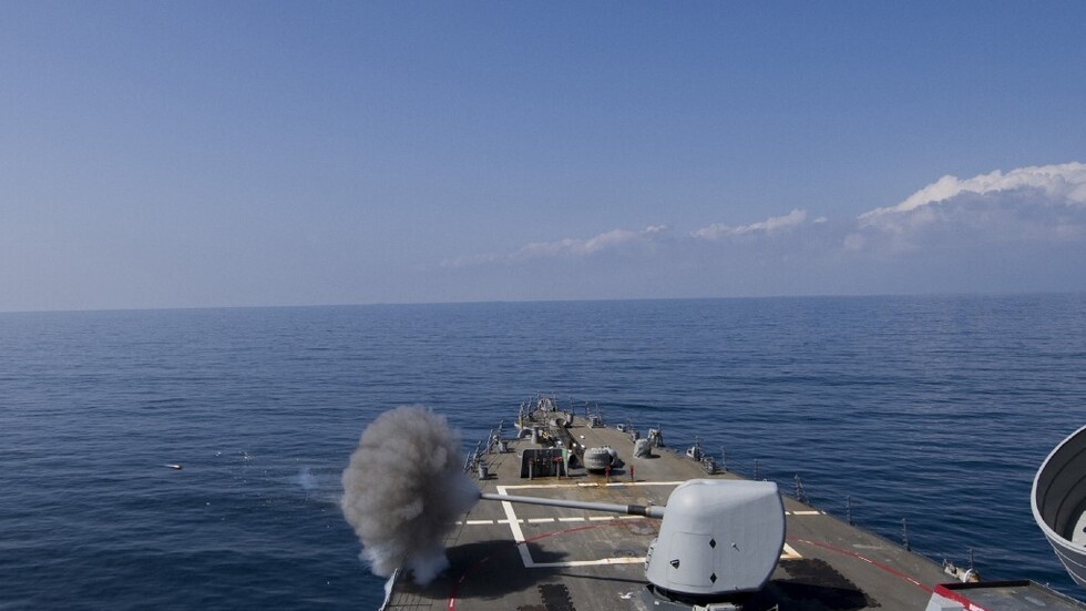 "بلومبيرغ": البيت الأبيض يتواصل مع الحوثيين عبر دولة عربية لوقف الهجمات ضد السفن