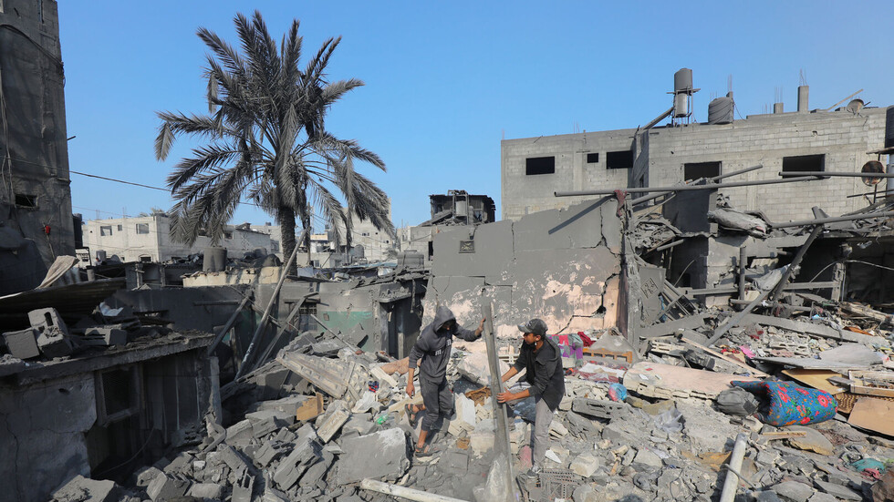 مراسلنا: مقتل 29 شخصا على الأقل بغارات إسرائيلية استهدفت 3 منازل في رفح جنوب قطاع غزة