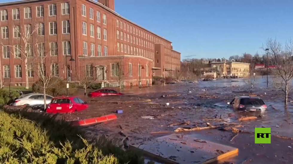 شاهد.. سيارات تطفو في الشوارع جراء عاصفة قوية ضربت الولايات المتحدة