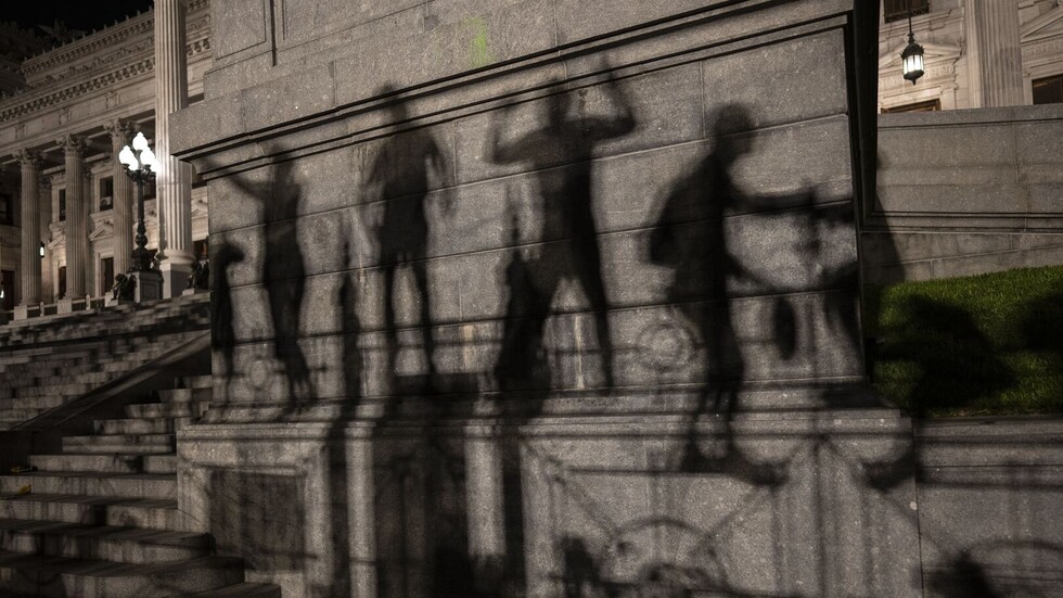 أول رد شعبي على إلغاء الرئيس الأرجنتيني 300 تشريع (فيديو)