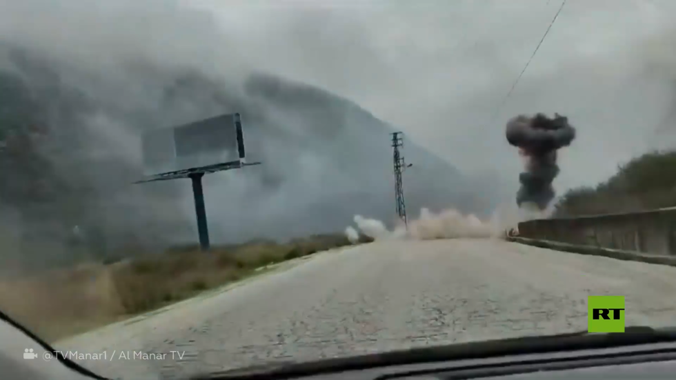عدسة صحفيين ترصد لحظة سقوط صاروخ إسرائيلي على أحد الطرق جنوبي لبنان