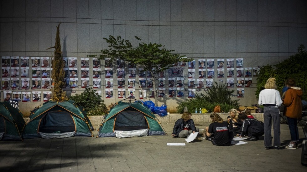 الشرطة الإسرائيلية تمزق لافتة "أوقفوا الإبادة الجماعية في غزة" خلال مظاهرة في تل أبيب