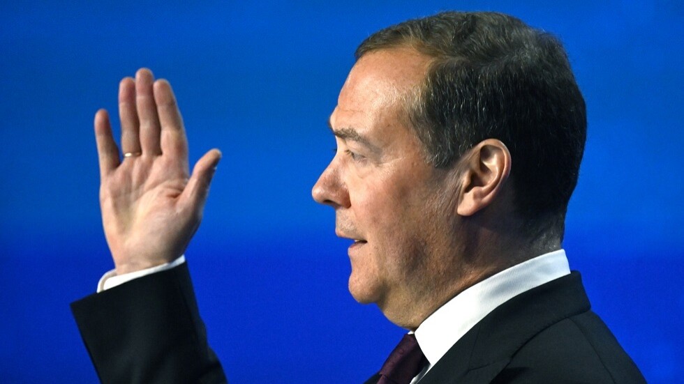 مدفيديف يهنئ أوروبا بالأعياد: ما حالك؟ عيد ميلاد سعيد!