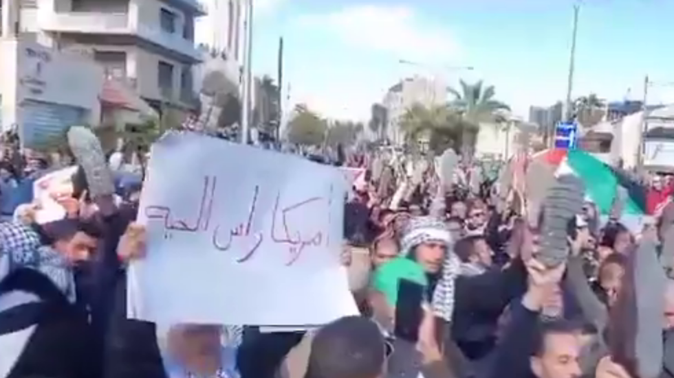 برفع الأحذية أمام السفارة الأمريكية.. أردنيون ينددون بدعم واشنطن لإسرائيل