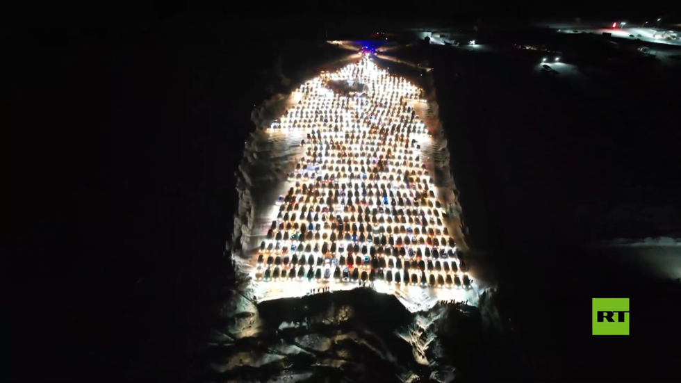 شاهد.. 800 سيارة تصطف على شكل شجرة عيد الميلاد المضيئة في كراسنويارسك الروسية