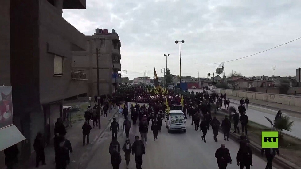 كاميرا RT ترصد تشييع مدنيين قضوا بالقصف التركي في القامشلي