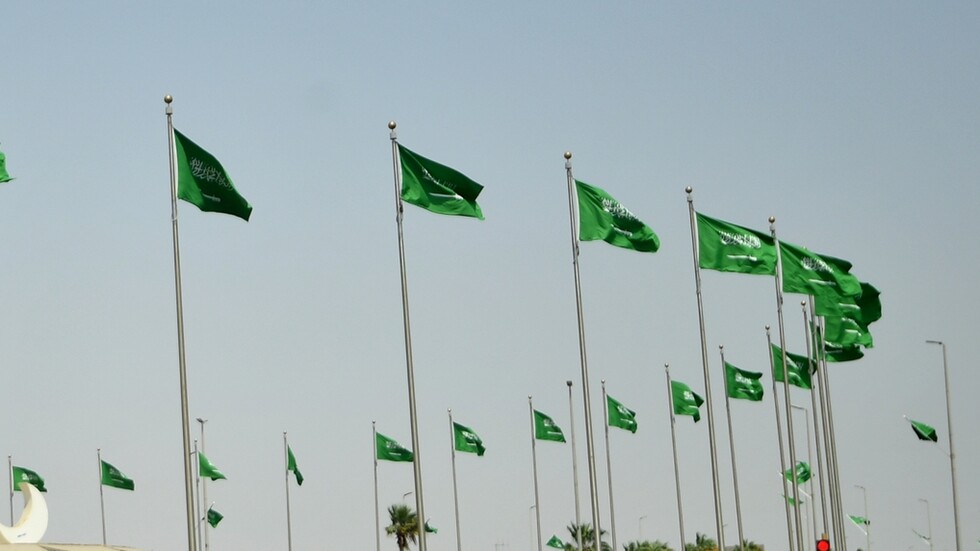 السعودية.. وزارة الداخلية تصدر بيانا عن وافد عربي ظهر في فيديو يتحرش بفتاة وأثار غضبا عارما (فيديو)