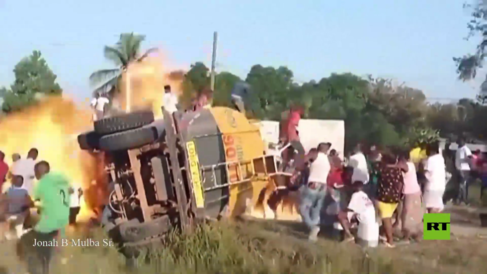 بالفيديو.. رجل يصور لحظة دراماتيكية لانفجار ناقلة وقود بعد انقلابها في ليبيريا