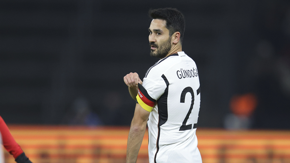 "هل يرسل شقيقه التوأم للمنتخب؟".. نائب رئيس الاتحاد الألماني يسخر من غوندوغان