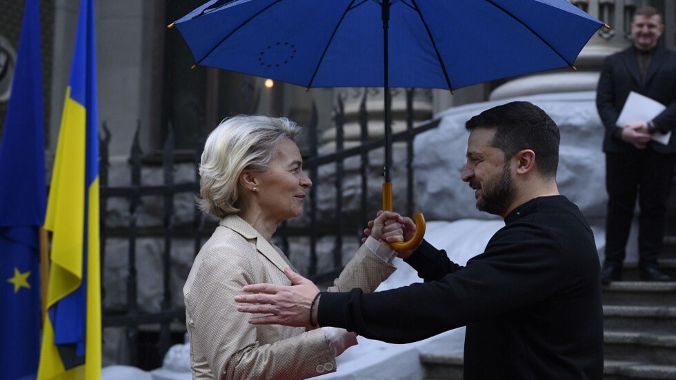 بسبب أوكرانيا.. رئيسة المفوضية الأوروبية تستفز مشاعر وغضب رواد مواقع التواصل (فيديو)